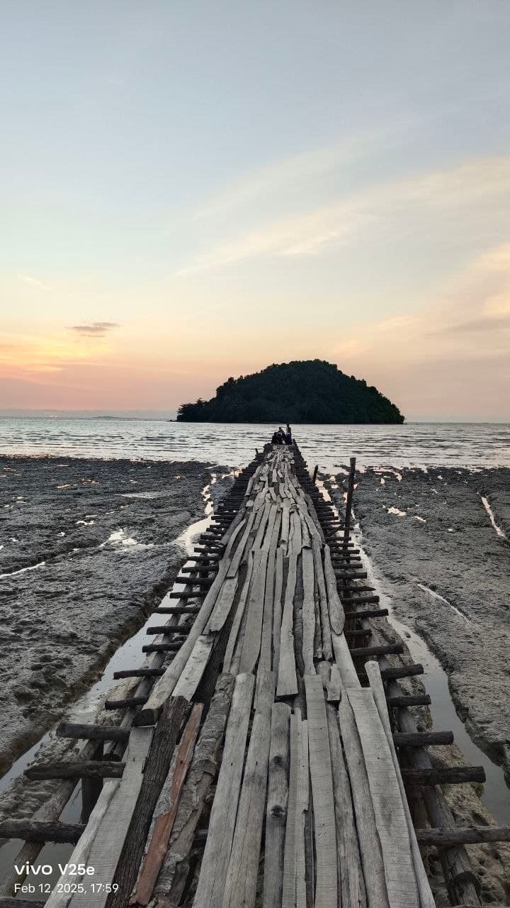 Pulau Penibong, Surga Kecil Tak Berpenghuni di Mempawah yang Cocok untuk Healing dan Camping